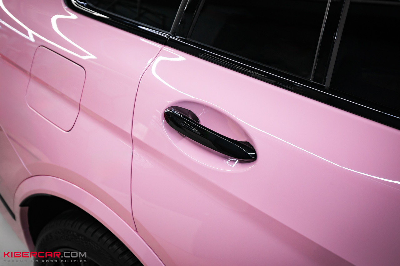 Оклейка BMW X7 розовой полиуретановой пленкой