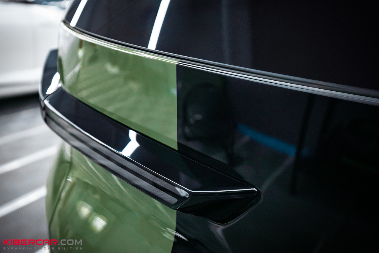 Оклейка, обвес и покраска суппортов на BMW XM: добавляем зеленые акценты