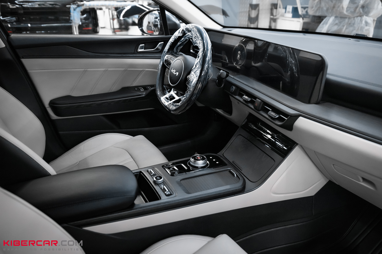 Аквапринт салона Kia K5: эффект натурального дерева в темно-сером оттенке