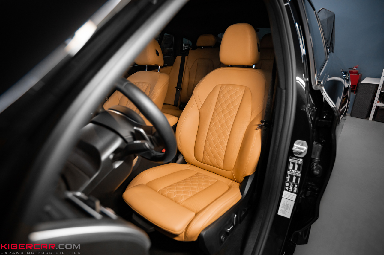 Перетяжка салона BMW X4 в бежевую наппу и алькантару