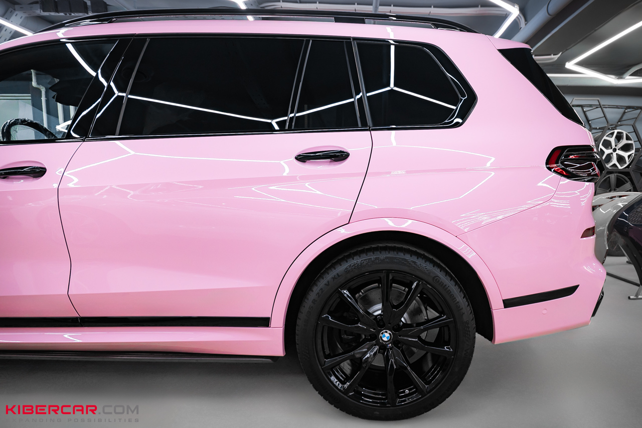 Оклейка BMW X7 розовой полиуретановой пленкой