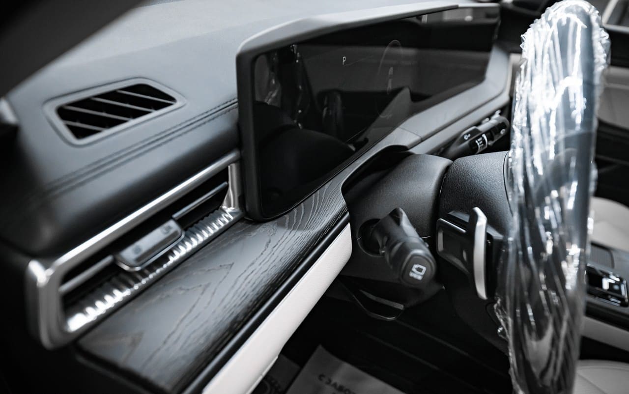 Аквапринт салона Kia K5: эффект натурального дерева в темно-сером оттенке