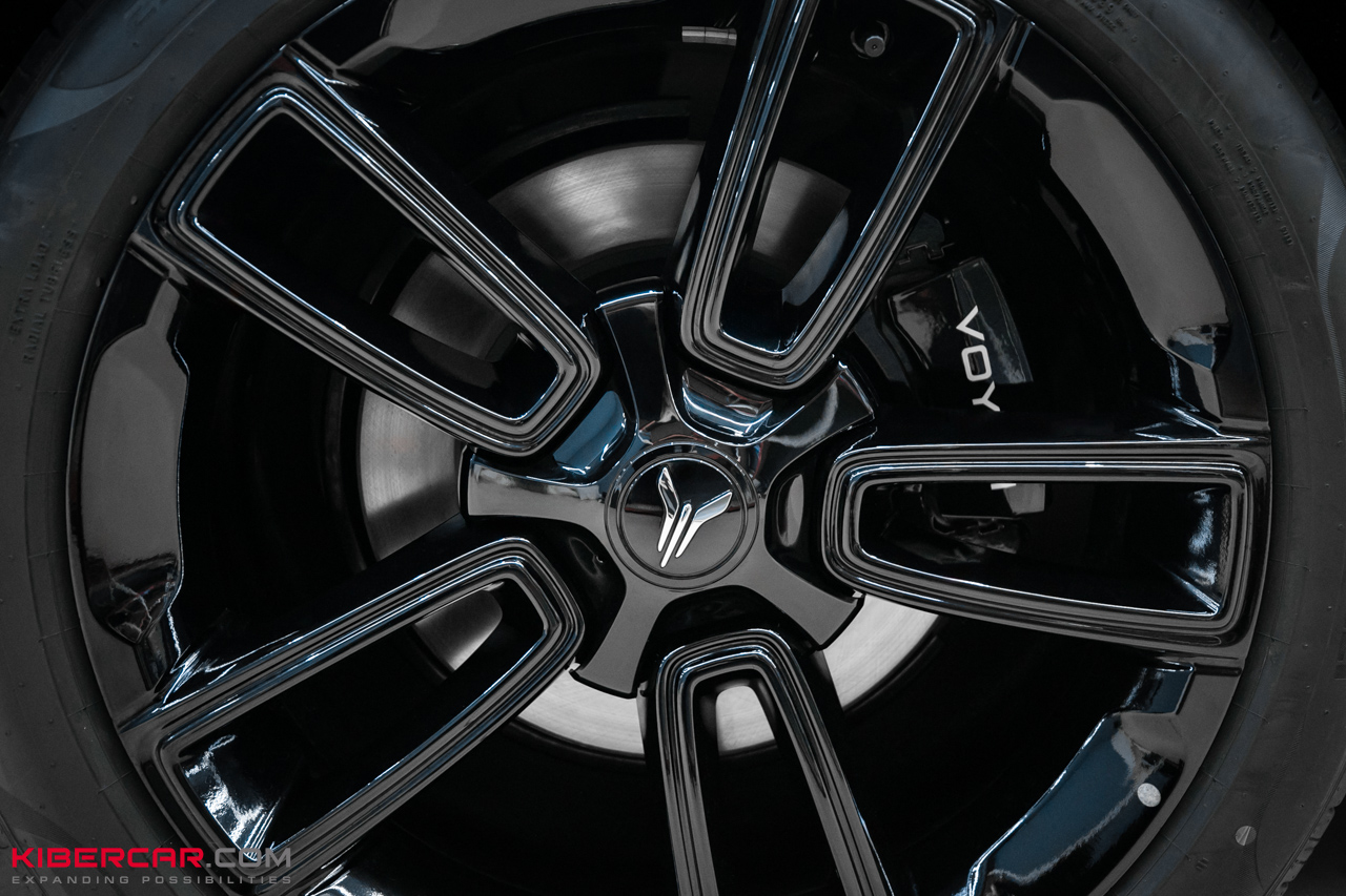 Покраска суппортов на Voyah Free в черный цвет с фирменной надписью