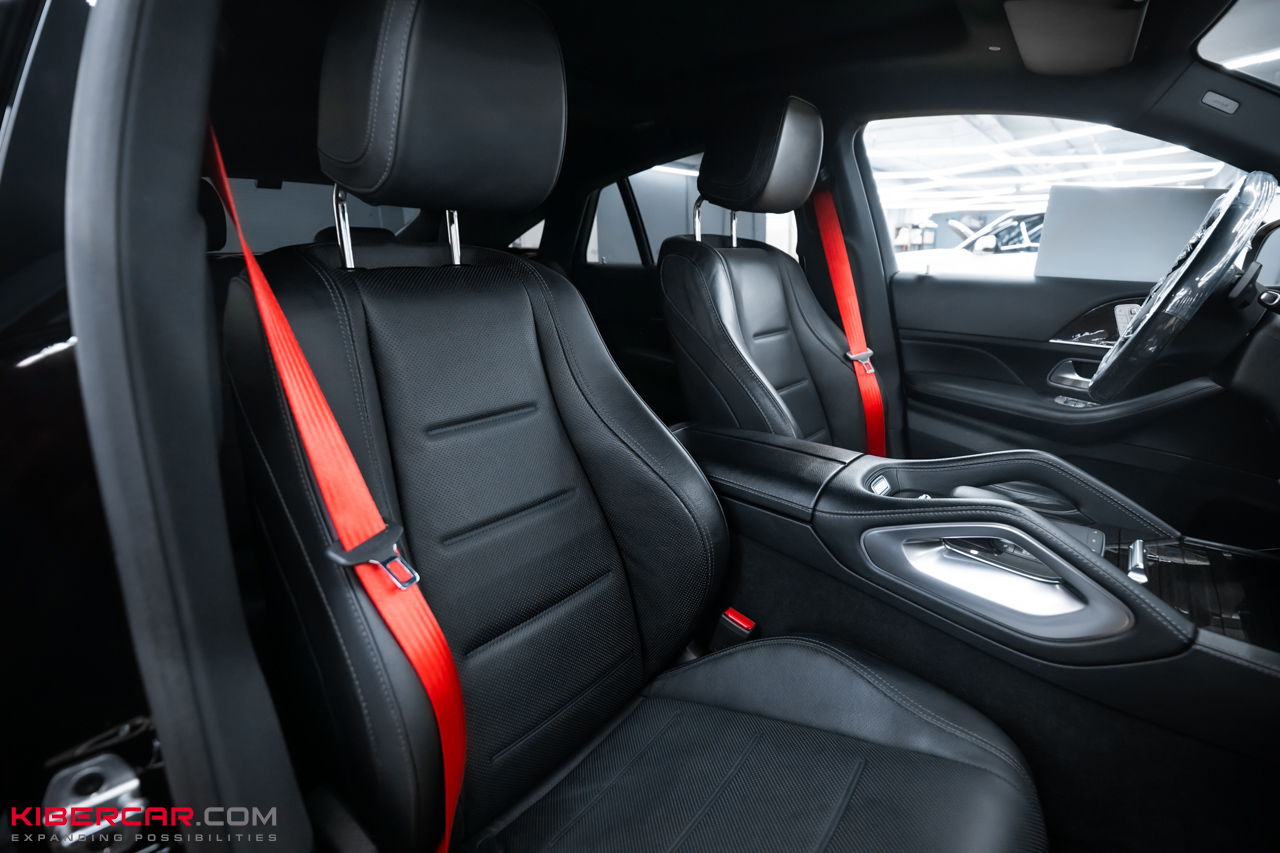 Замена ремней безопасности на Mercedes-Benz GLE Coupe: спортивный акцент в черном салоне