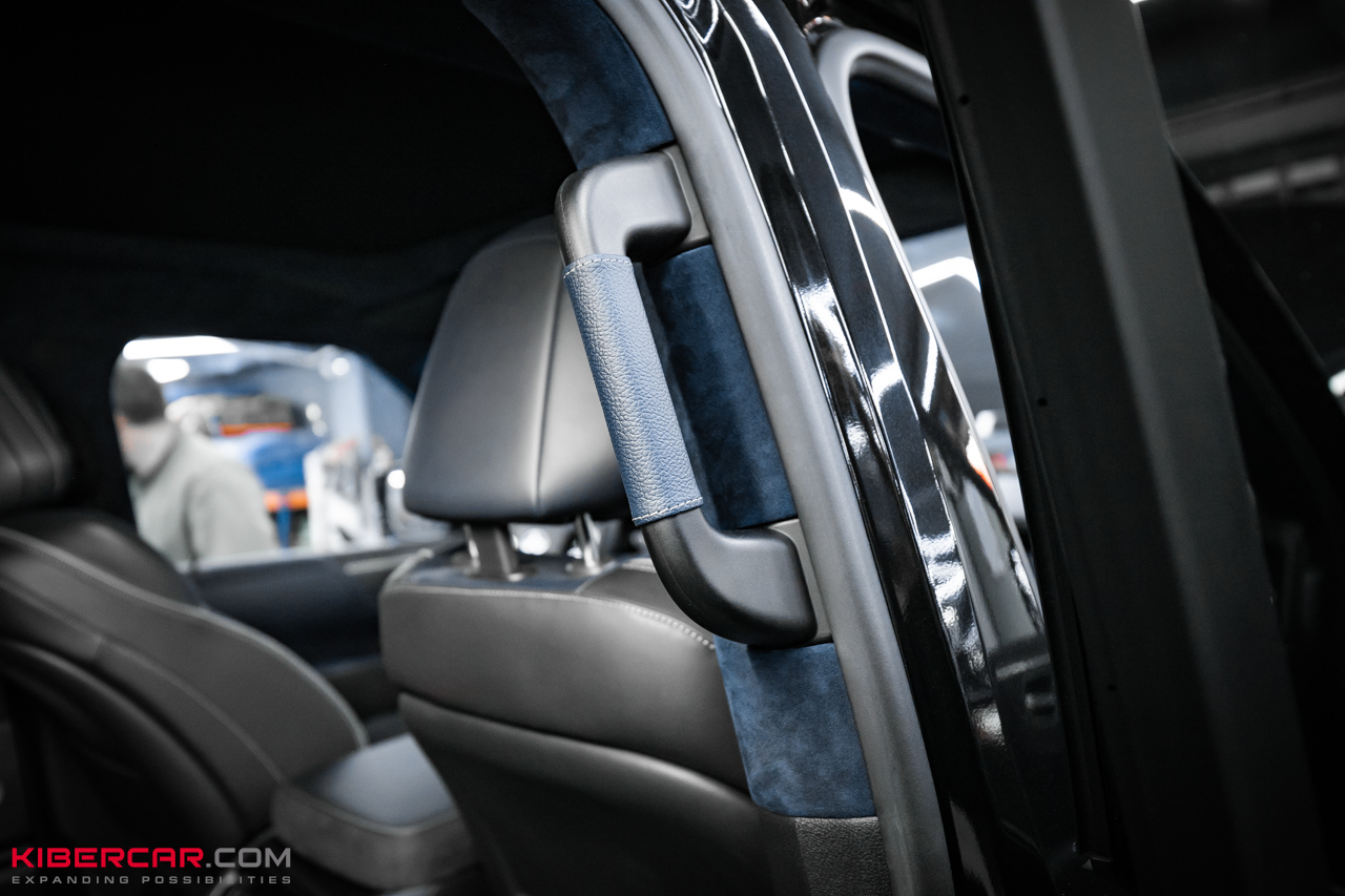 Перешив элементов салона Infiniti QX80: больше синих акцентов