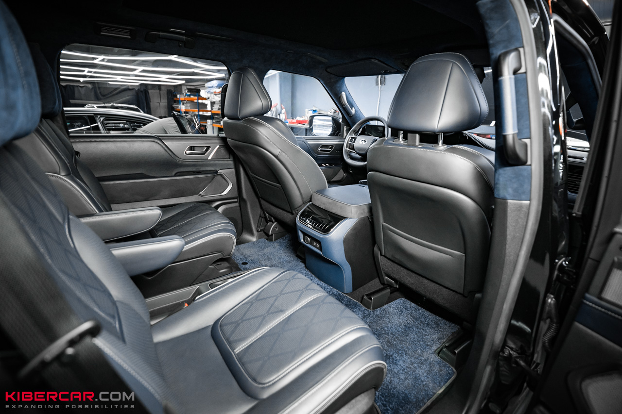 Перешив элементов салона Infiniti QX80: больше синих акцентов
