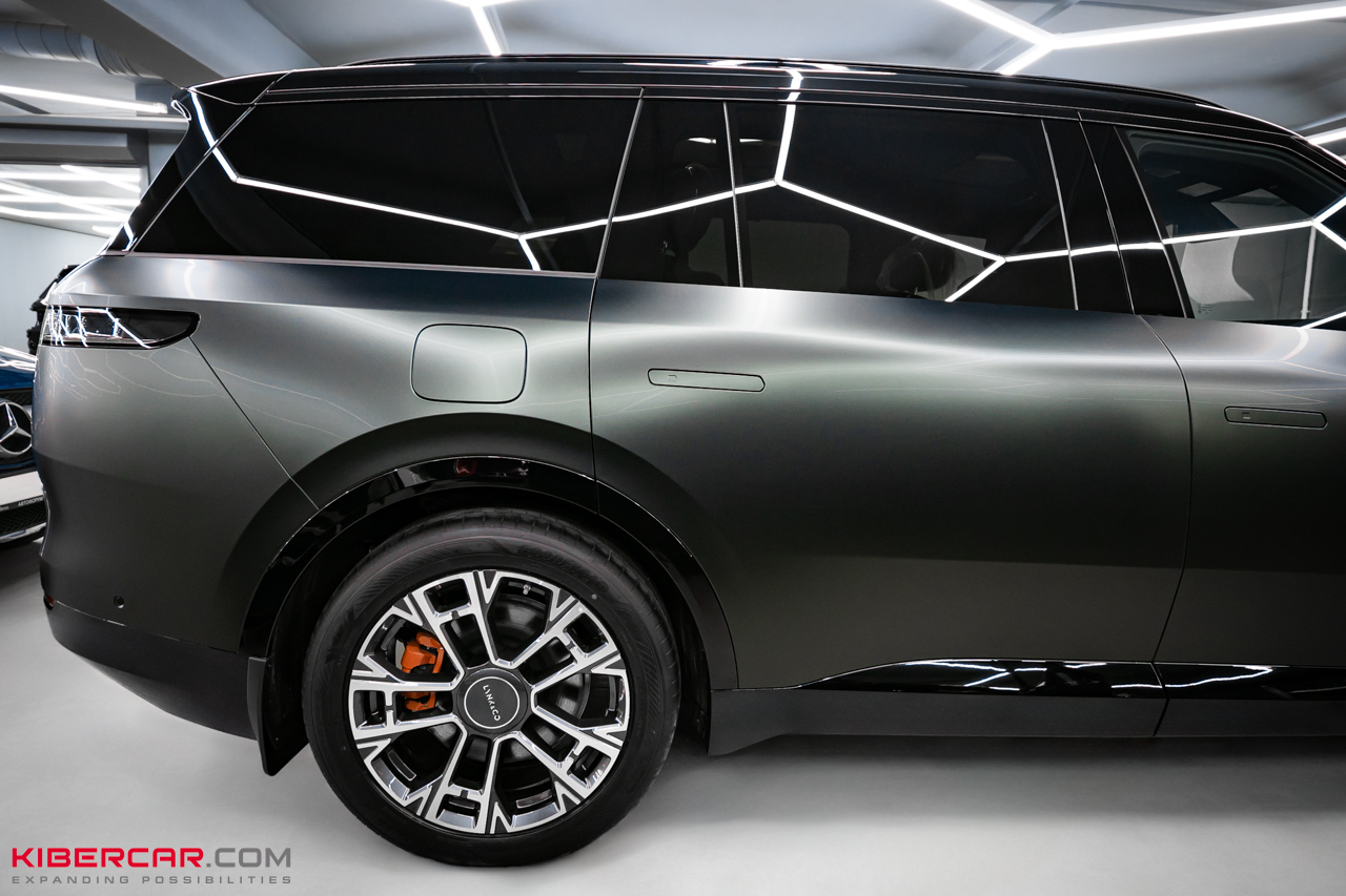 Оклейка Lynk & Co 900 матовой цветной полиуретановой пленкой с необычным эффектом