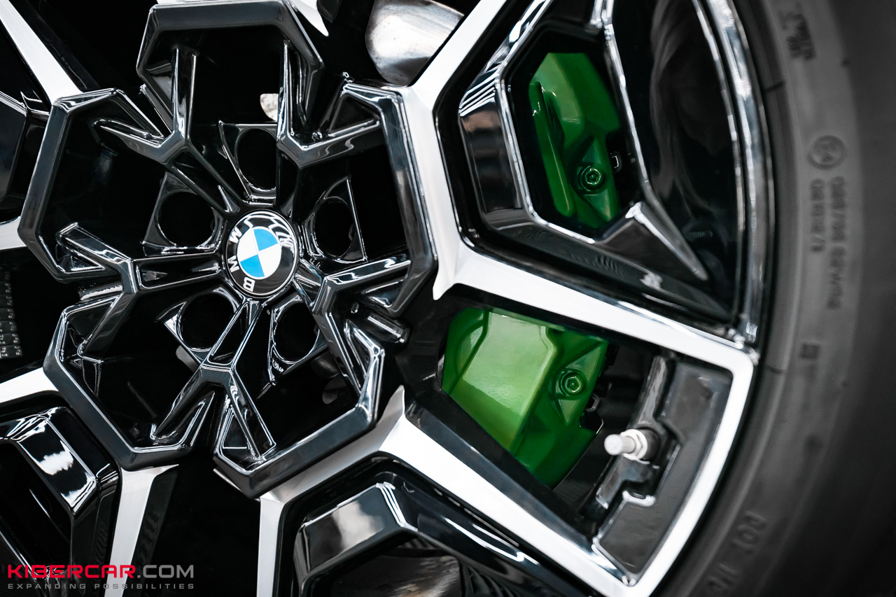Оклейка, обвес и покраска суппортов на BMW XM: добавляем зеленые акценты
