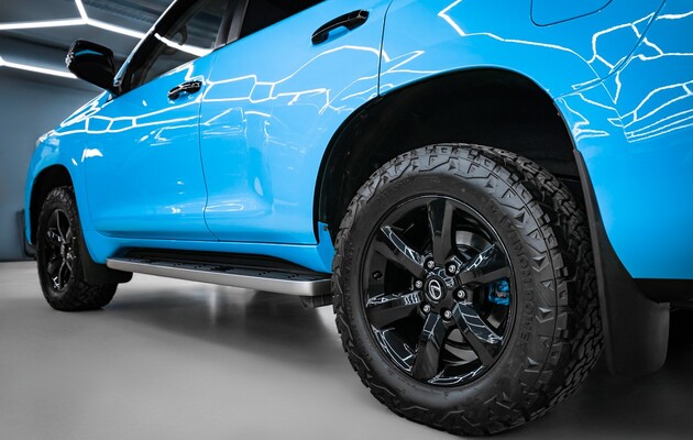 Полное преображение Toyota Land Cruiser Prado: черные диски и ярко-голубые суппорты