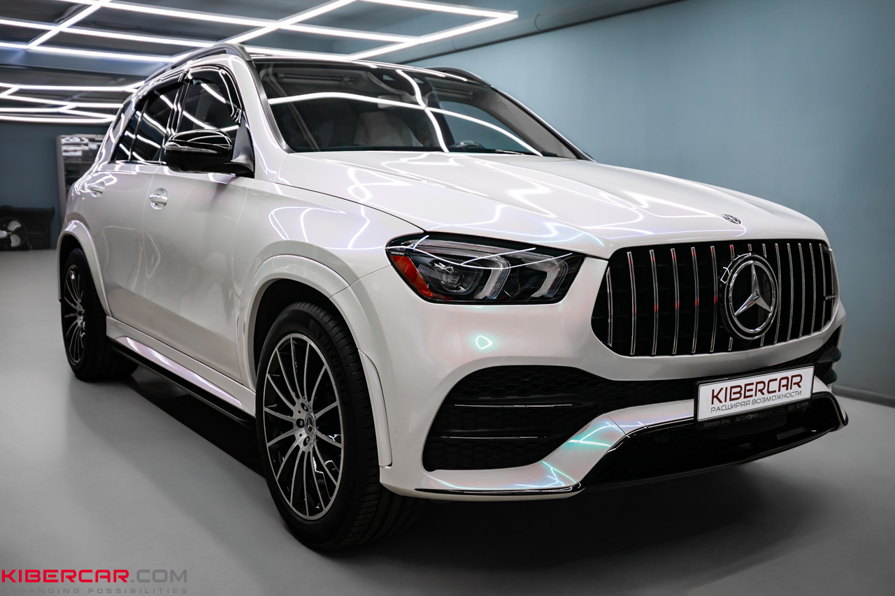 Mercedes-Benz GLE с изюминкой: оклейка кузова белой полиуретановой пленкой с перламутровым эффектом