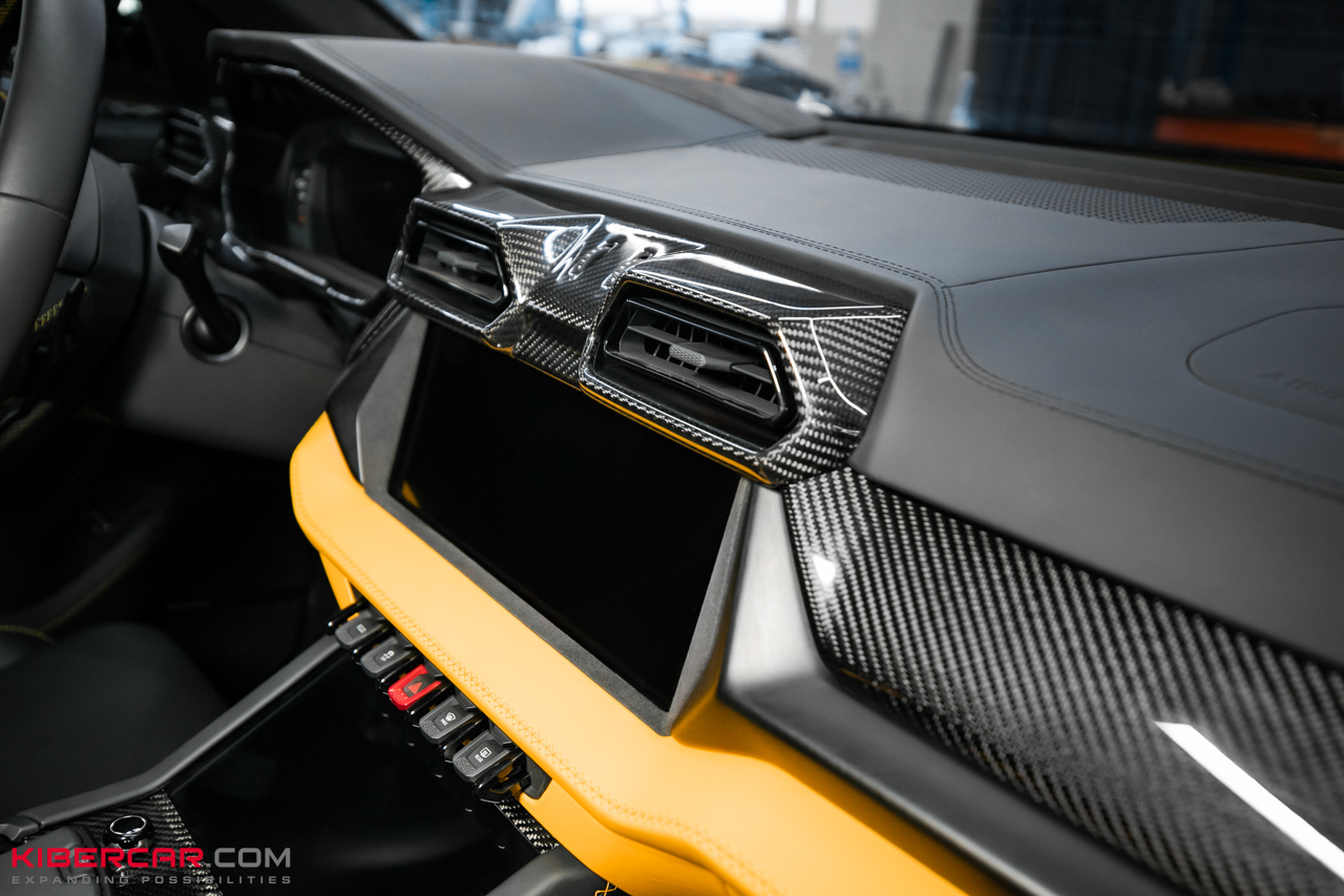 Ламинация карбоном в салоне Lamborghini Urus