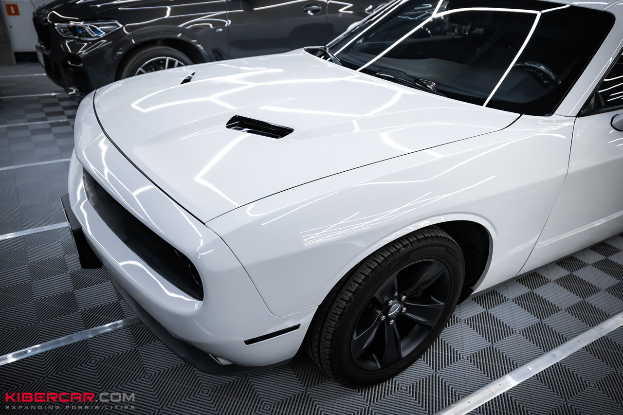 Двойная оклейка Dodge Challenger: спортивные полосы и защита кузова полиуретаном