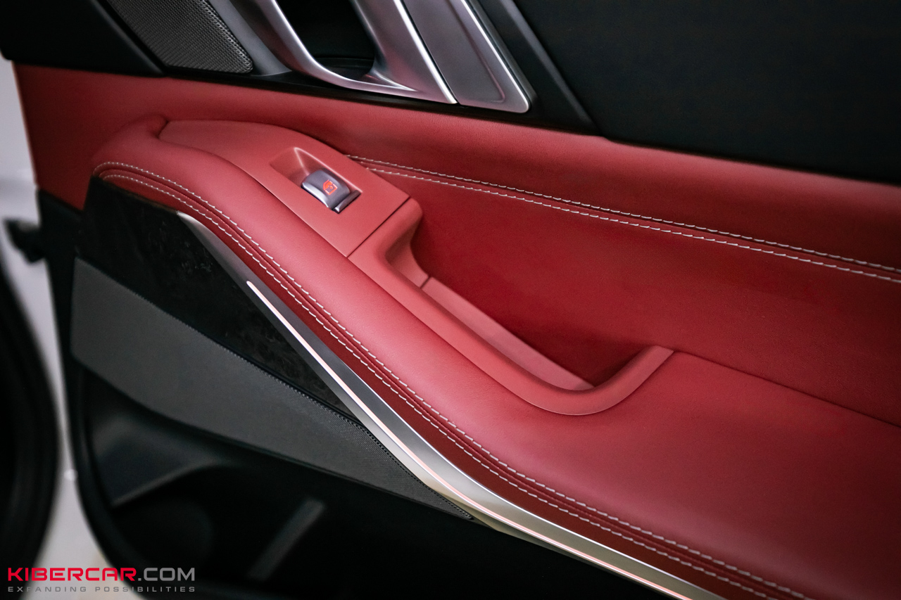 Перешив салона BMW X7 в красную кожу: выразительный контраст