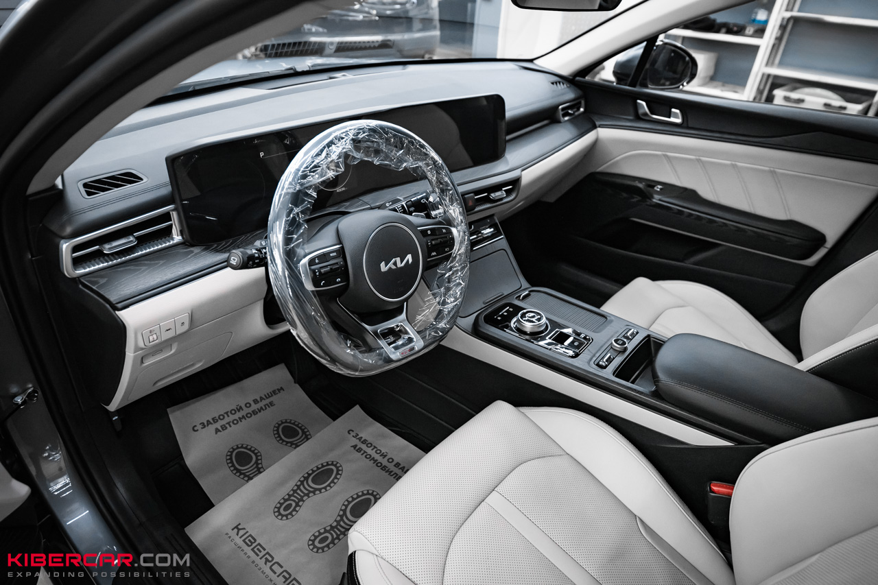 Аквапринт салона Kia K5: эффект натурального дерева в темно-сером оттенке