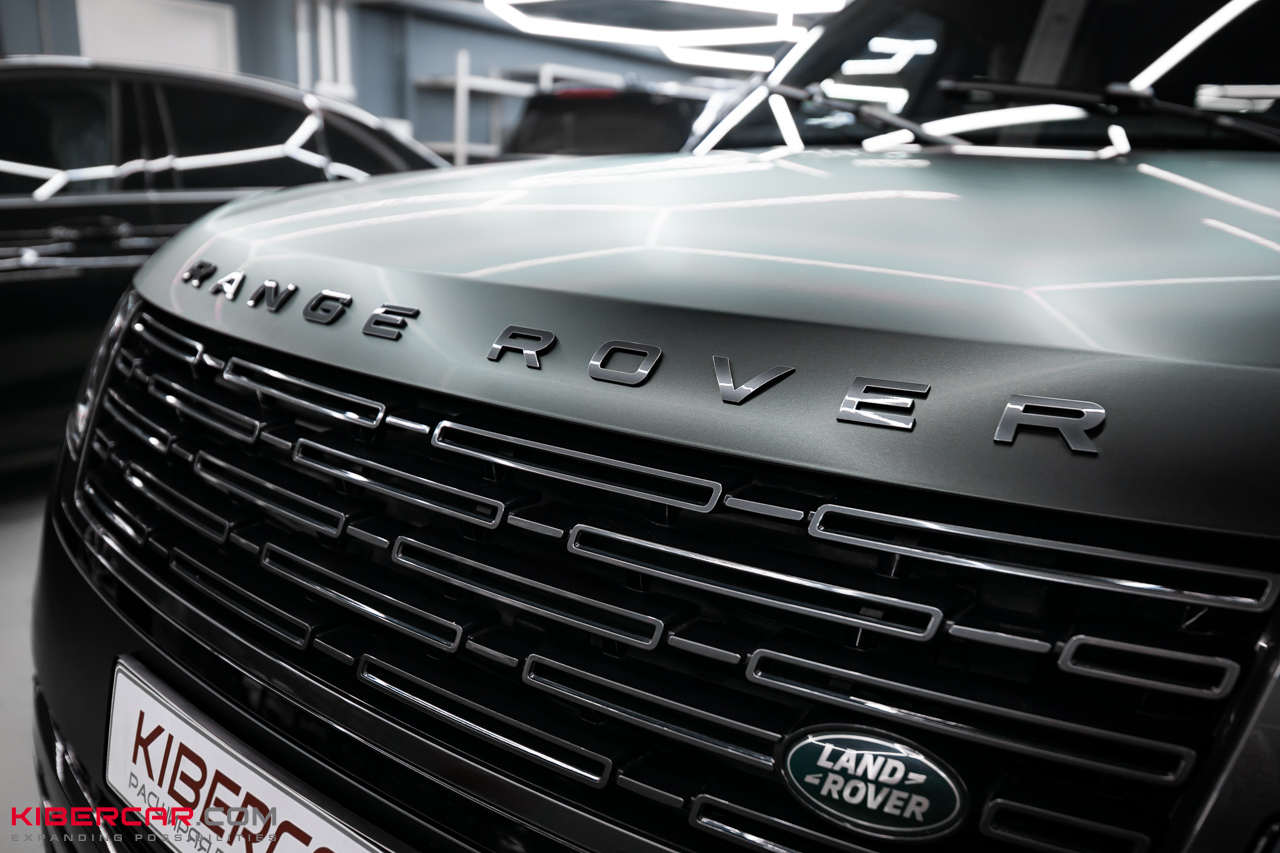 Оклейка Range Rover цветной матовой полиуретановой пленкой: эффект, который меняется вместе с погодой