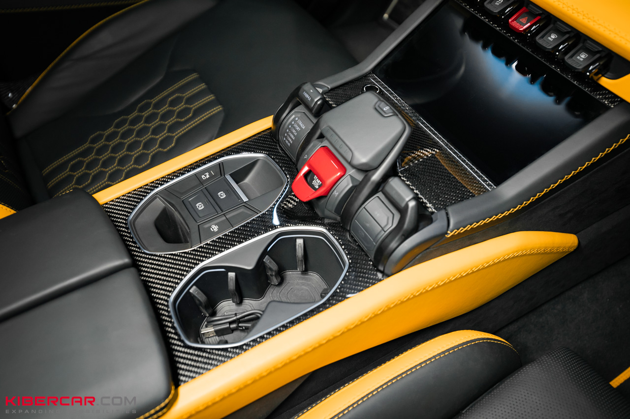 Ламинация карбоном в салоне Lamborghini Urus