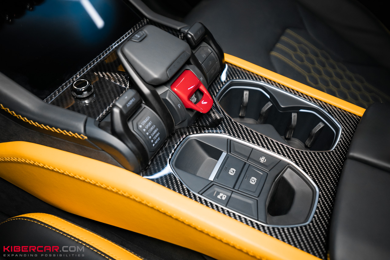 Ламинация карбоном в салоне Lamborghini Urus