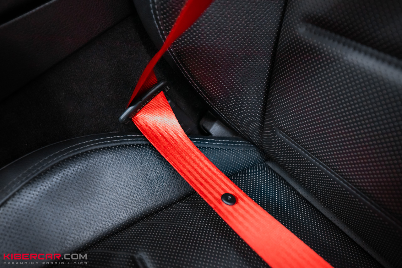 Замена ремней безопасности на Mercedes-Benz GLE Coupe: спортивный акцент в черном салоне