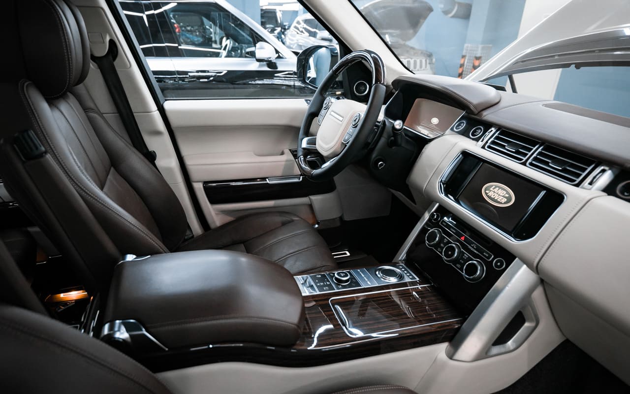 Реставрация кожи салона на Land Rover Range Rover: восстановили дверь, кресло и руль без перешива