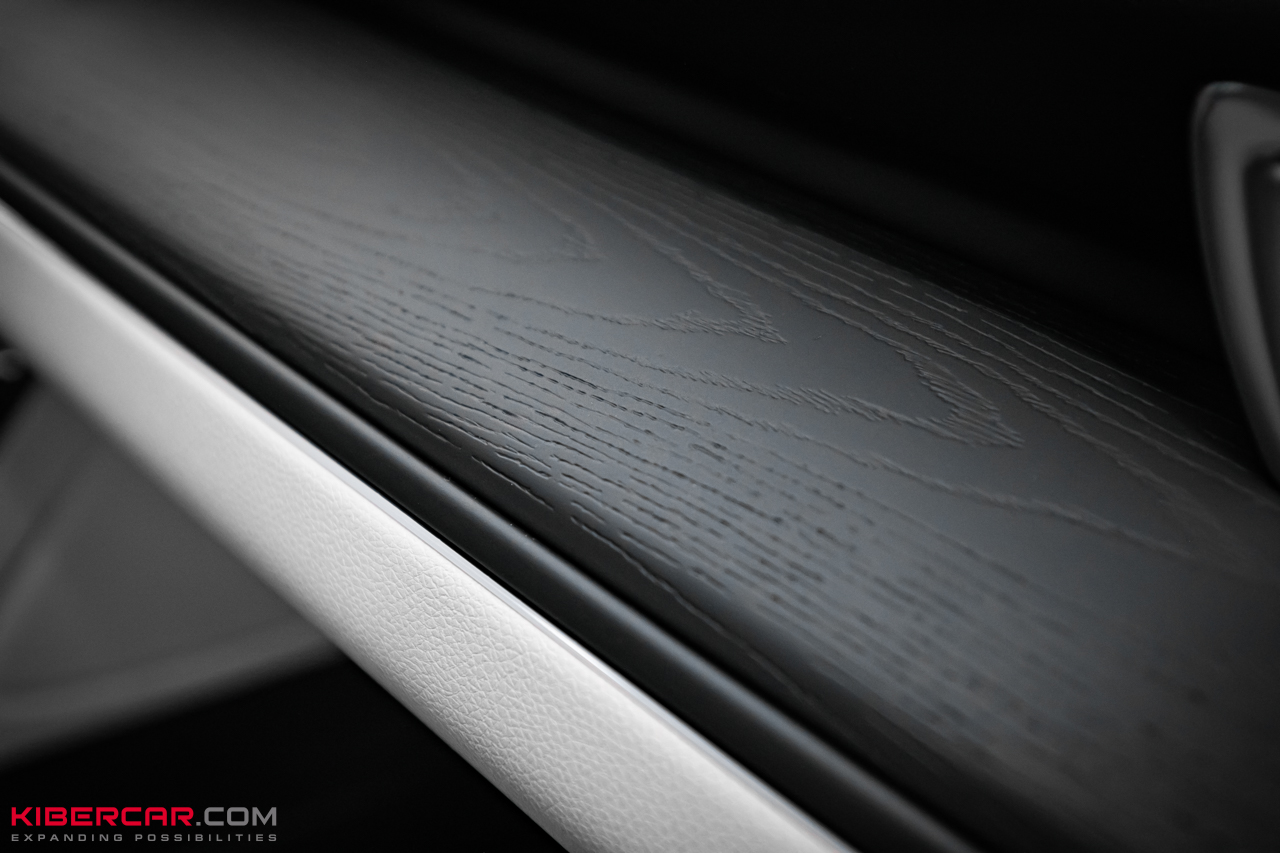 Аквапринт салона Kia K5: эффект натурального дерева в темно-сером оттенке