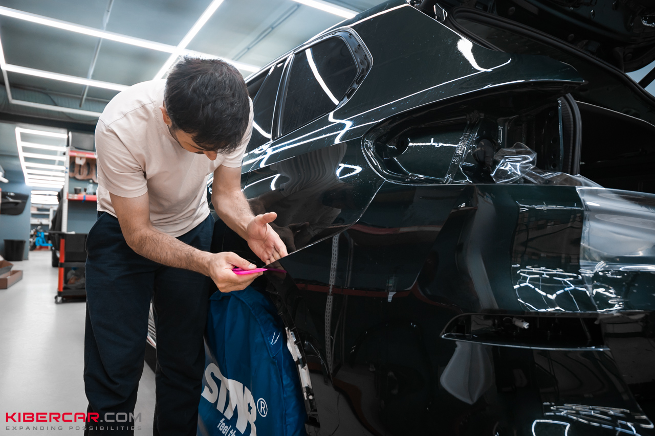 Оклейка BMW X5 глянцевой полиуретановой пленкой