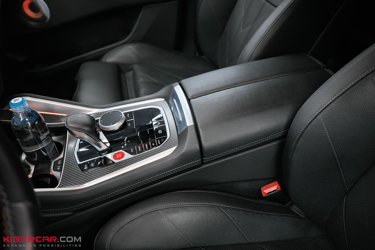 Перешив салона и руля с добавлением карбона на BMW XM: яркий интерьер в стиле автомобиля