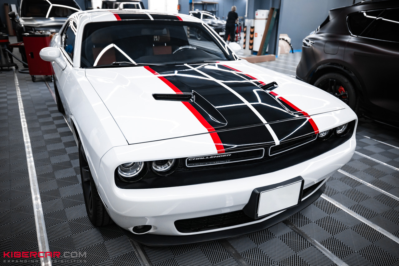 Двойная оклейка Dodge Challenger: спортивные полосы и защита кузова полиуретаном