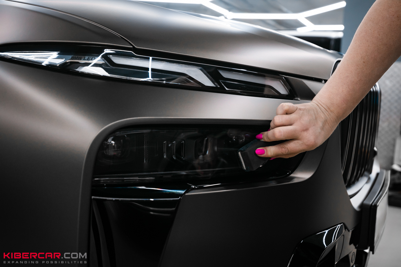 Оклейка BMW X7 матовой полиуретановой пленкой и нанесение керамического покрытия