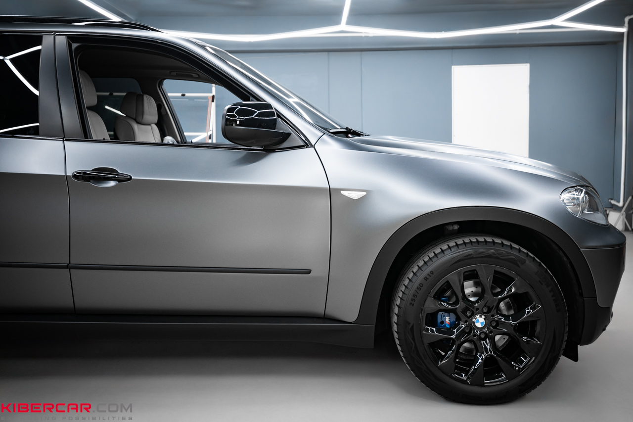 Антихром на BMW X5: обновление элементов кузова