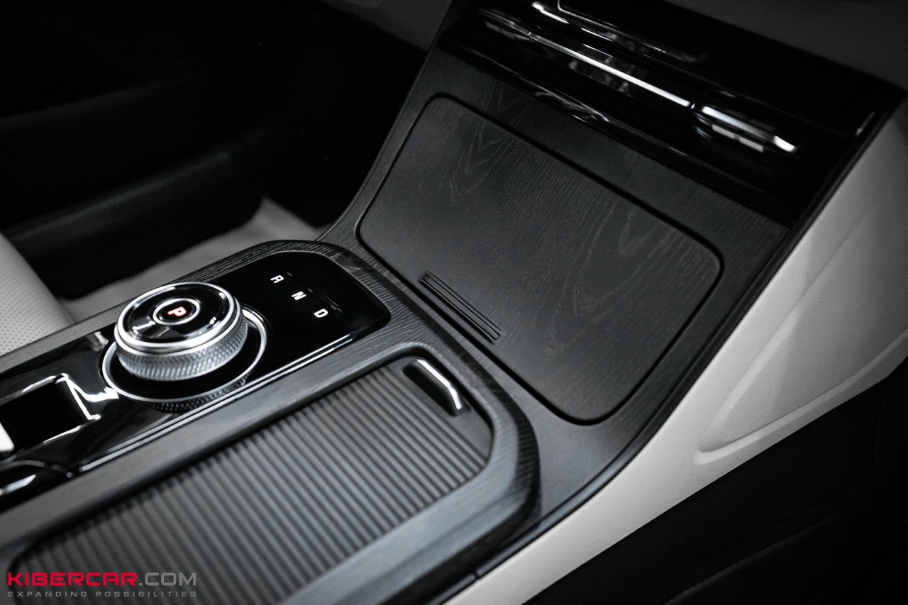 Аквапринт салона Kia K5: эффект натурального дерева в темно-сером оттенке