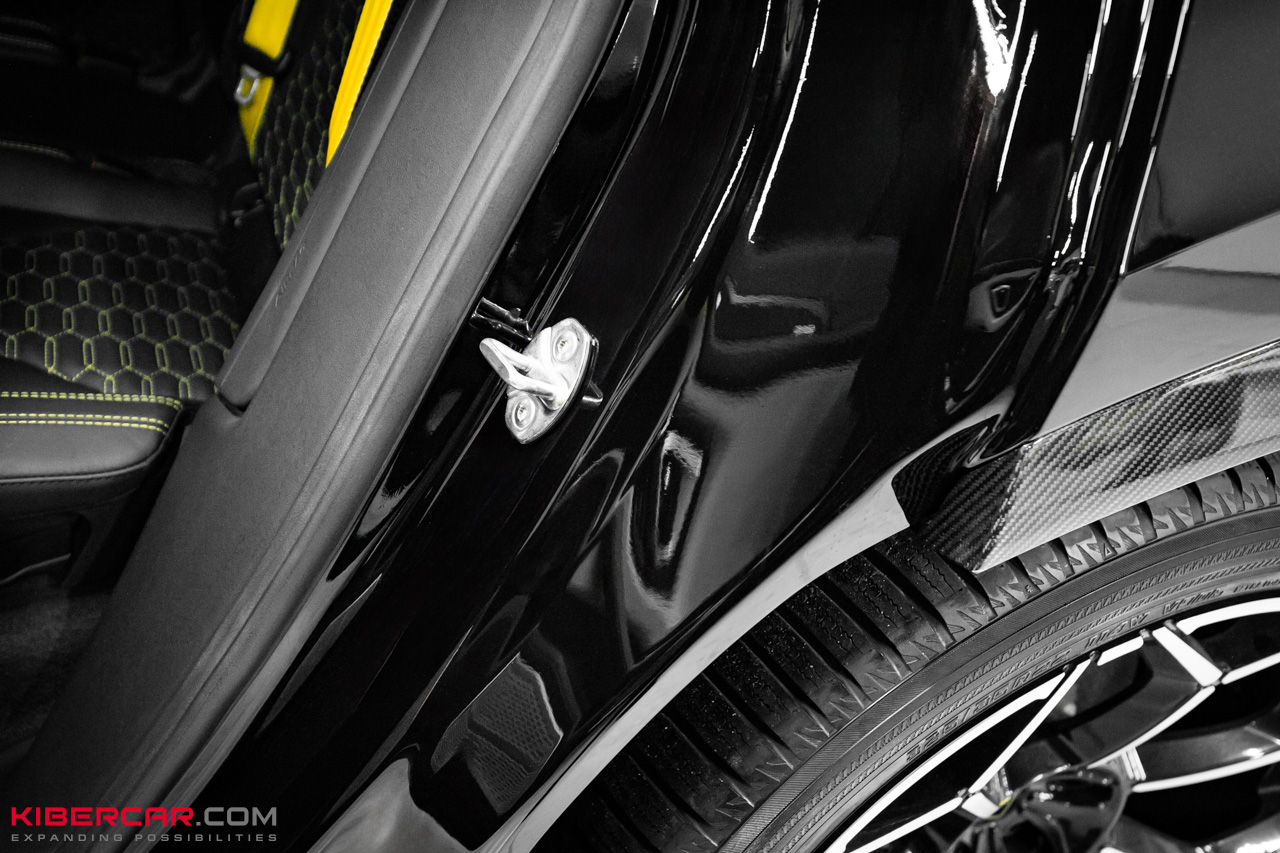 Оклейка Lamborghini Urus цветной полиуретановой пленкой с проемами: глубокий черный глянец вместо серого