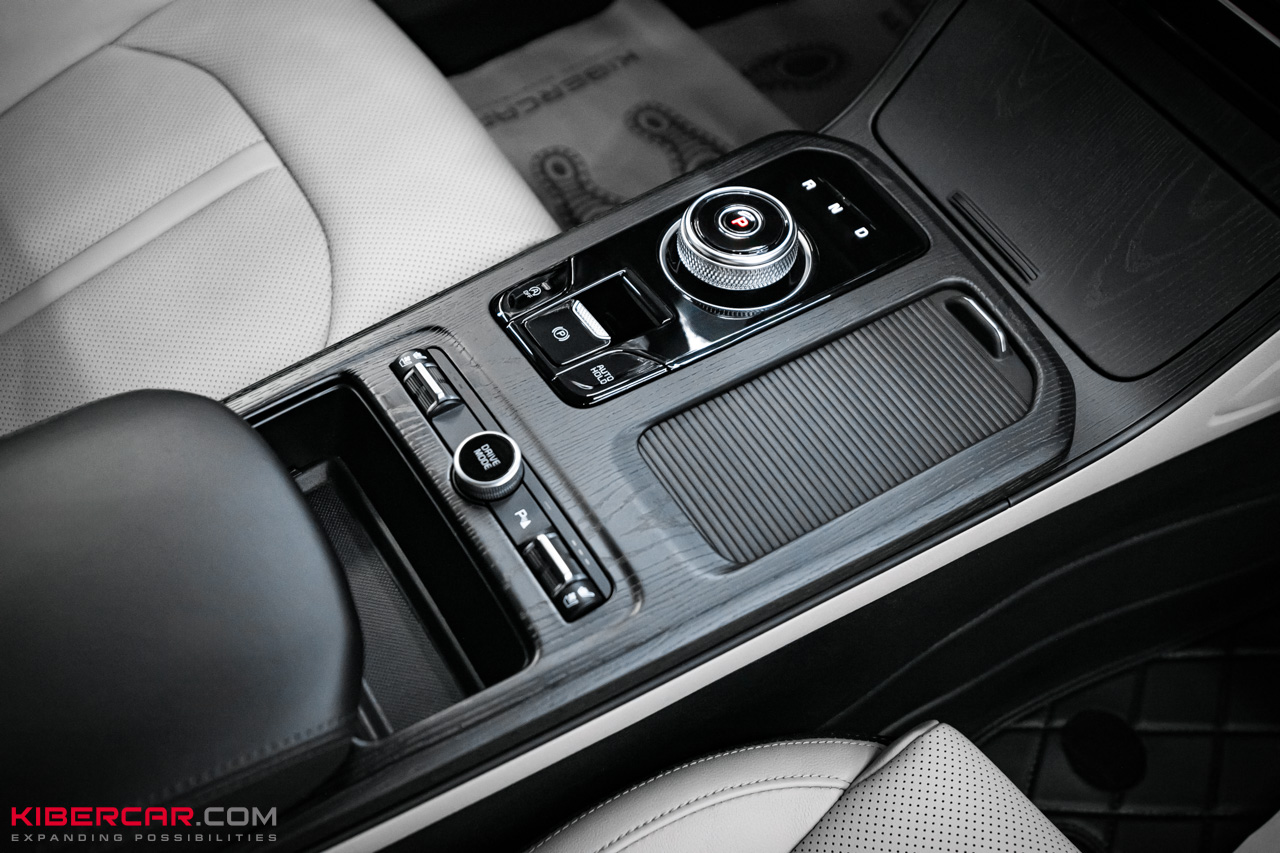 Аквапринт салона Kia K5: эффект натурального дерева в темно-сером оттенке