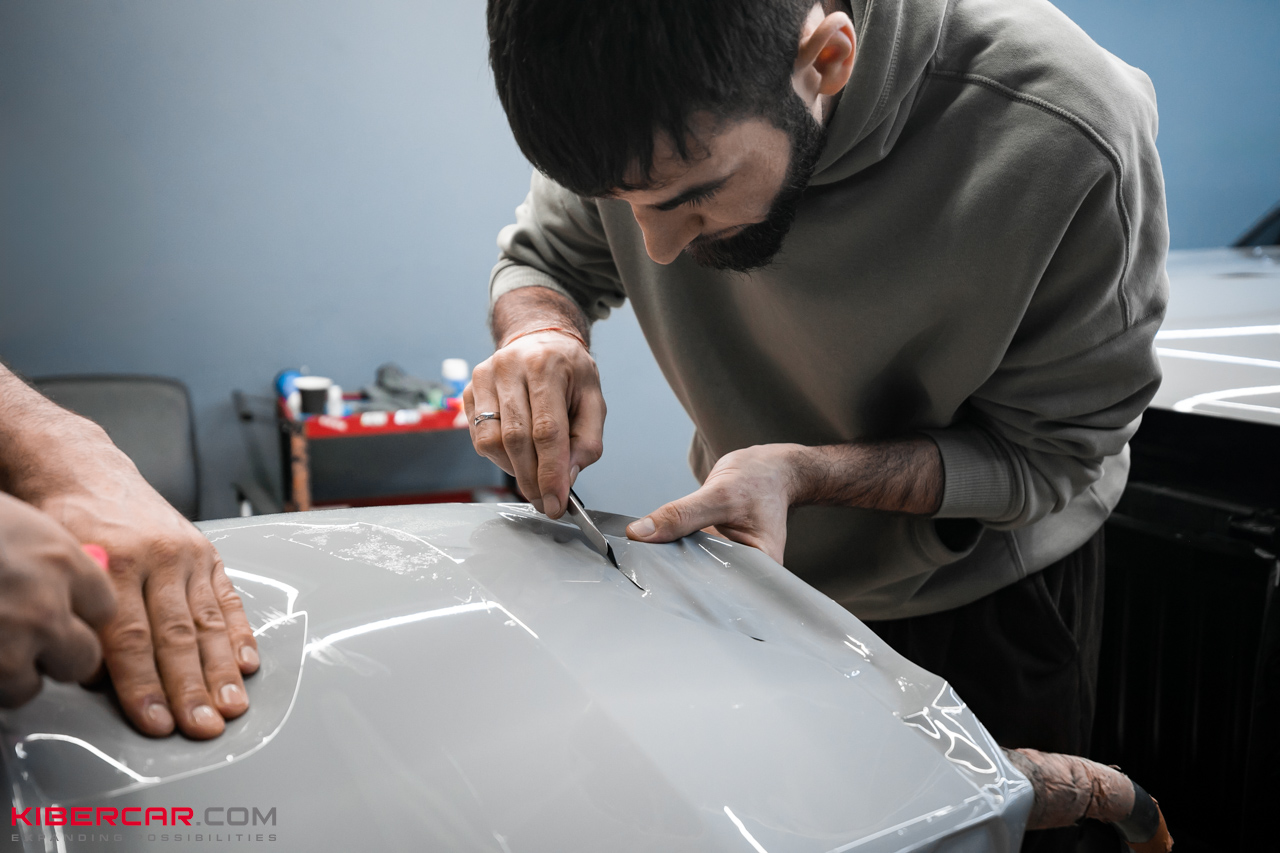 Оклейка защитной полиуретановой пленкой Zeekr 9X: сложный разбор и трендовое цветовое решение