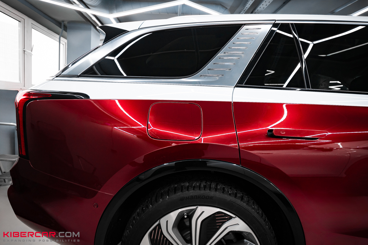 Оклейка цветной полиуретановой пленкой на Hongqi E-HS9: акцент на характер и защита кузова