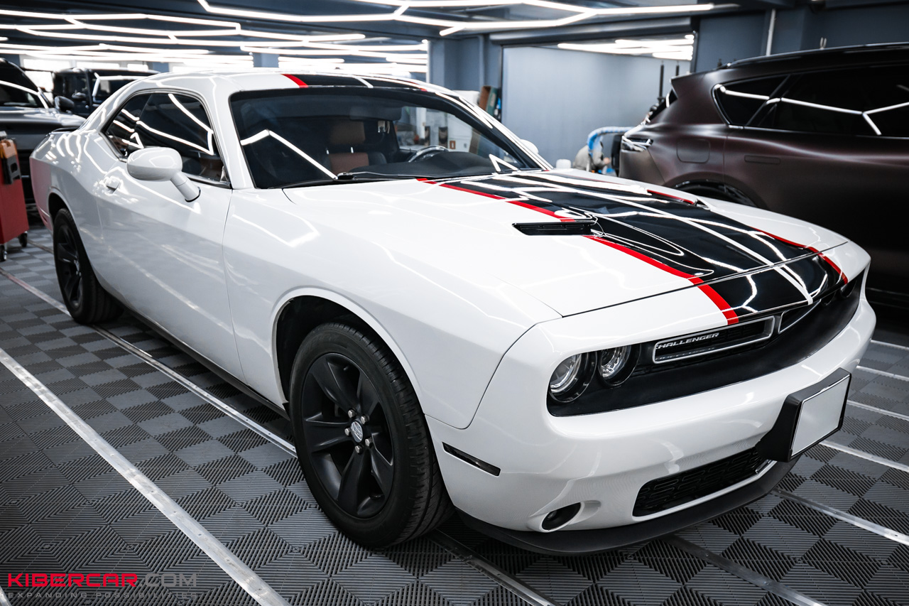 Двойная оклейка Dodge Challenger: спортивные полосы и защита кузова полиуретаном