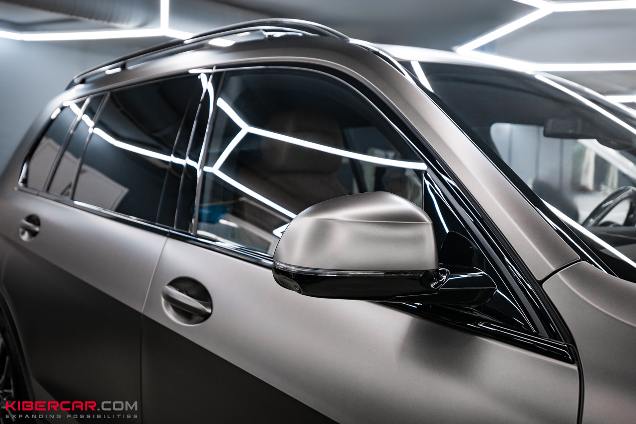 Оклейка BMW X7 матовой полиуретановой пленкой и нанесение керамического покрытия
