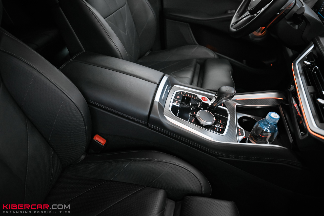 Перешив салона и руля с добавлением карбона на BMW XM: яркий интерьер в стиле автомобиля