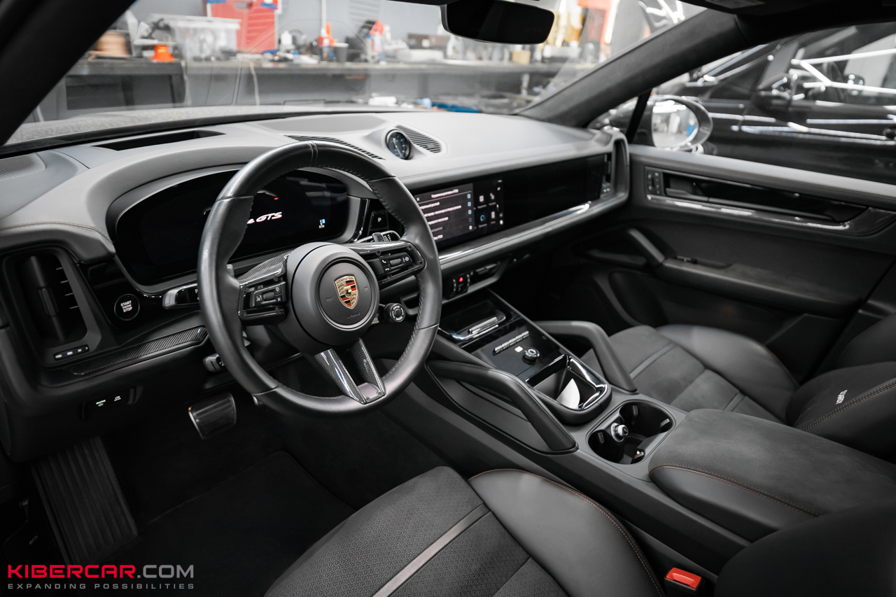 Ламинация карбоном элементов салона Porsche Cayenne: стильные акценты без визуального перегруза