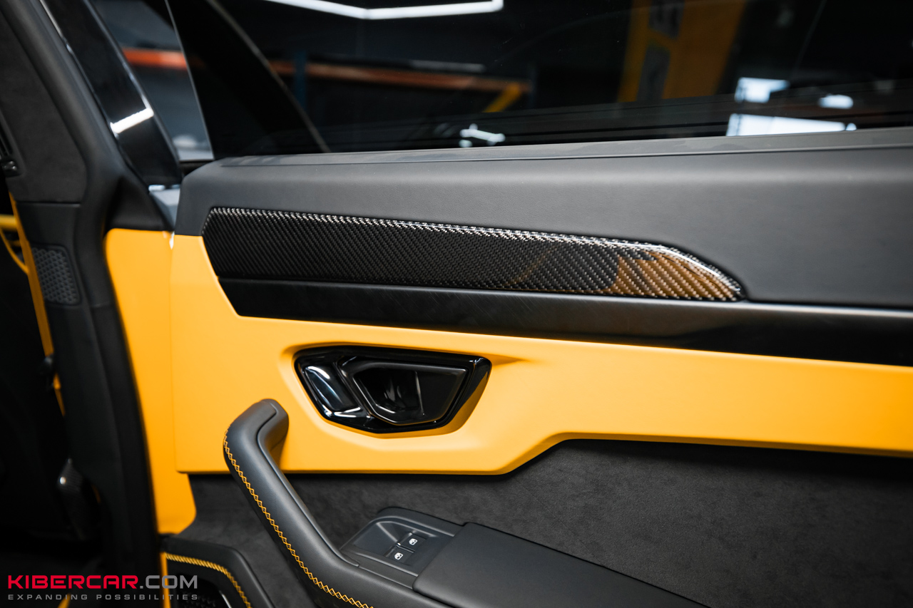 Ламинация карбоном в салоне Lamborghini Urus