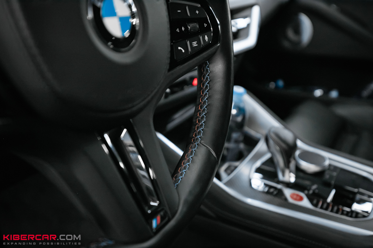 Перешив салона и руля с добавлением карбона на BMW XM: яркий интерьер в стиле автомобиля