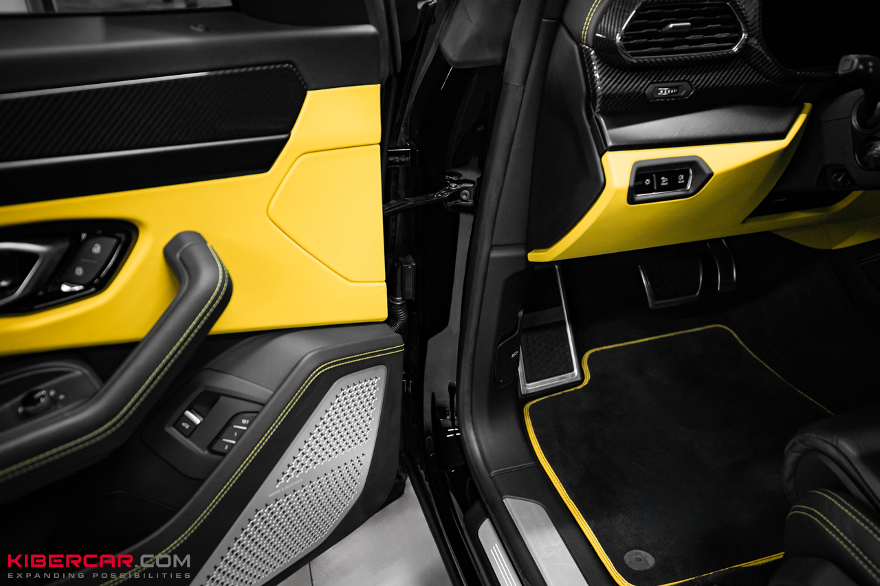 Оклейка Lamborghini Urus цветной полиуретановой пленкой с проемами: глубокий черный глянец вместо серого