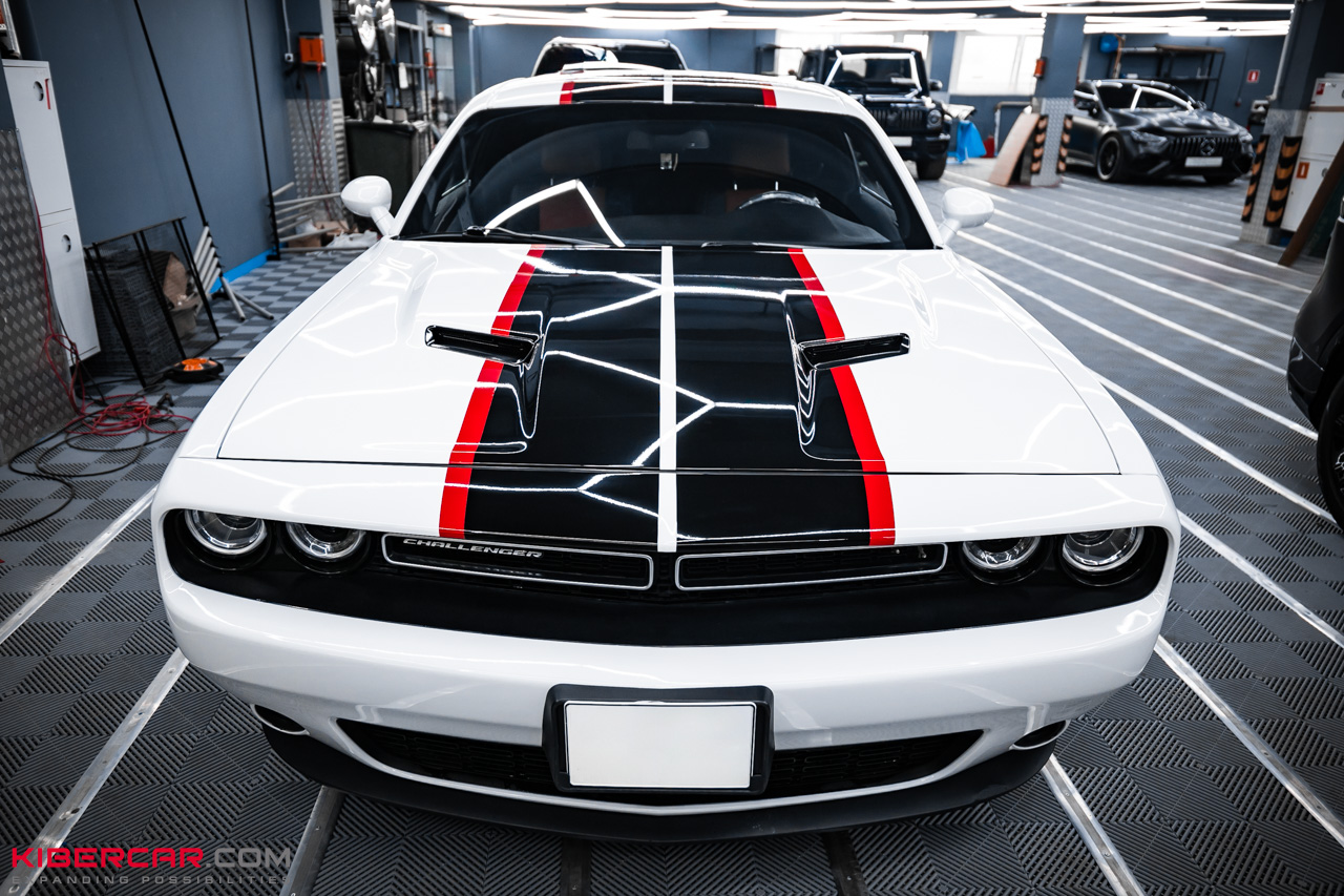 Двойная оклейка Dodge Challenger: спортивные полосы и защита кузова полиуретаном