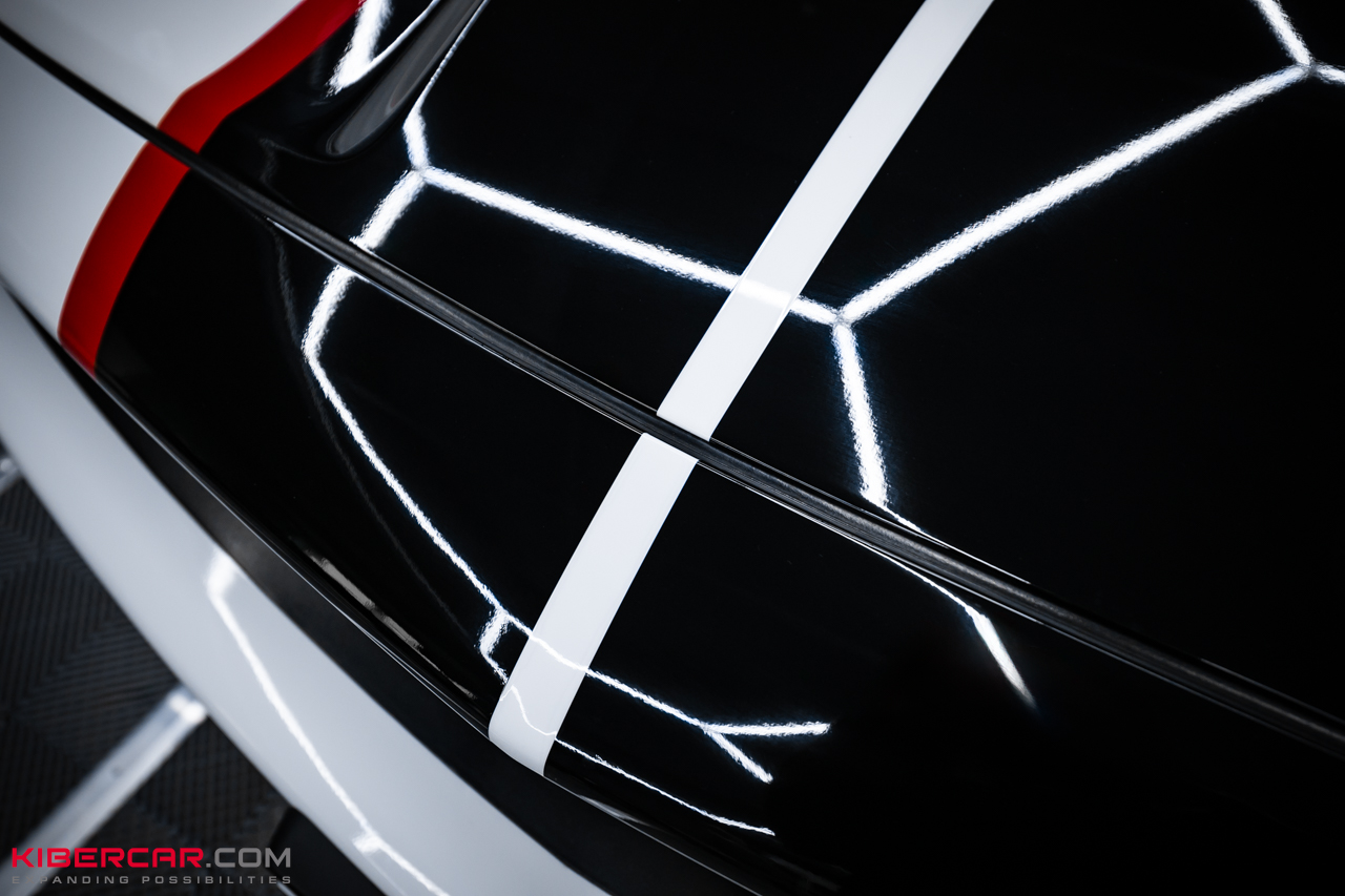 Двойная оклейка Dodge Challenger: спортивные полосы и защита кузова полиуретаном