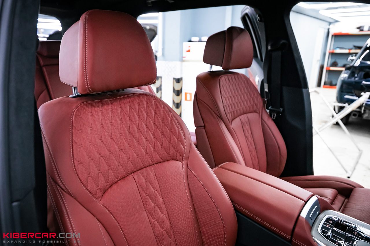 Перешив салона BMW X7 в красную кожу: выразительный контраст