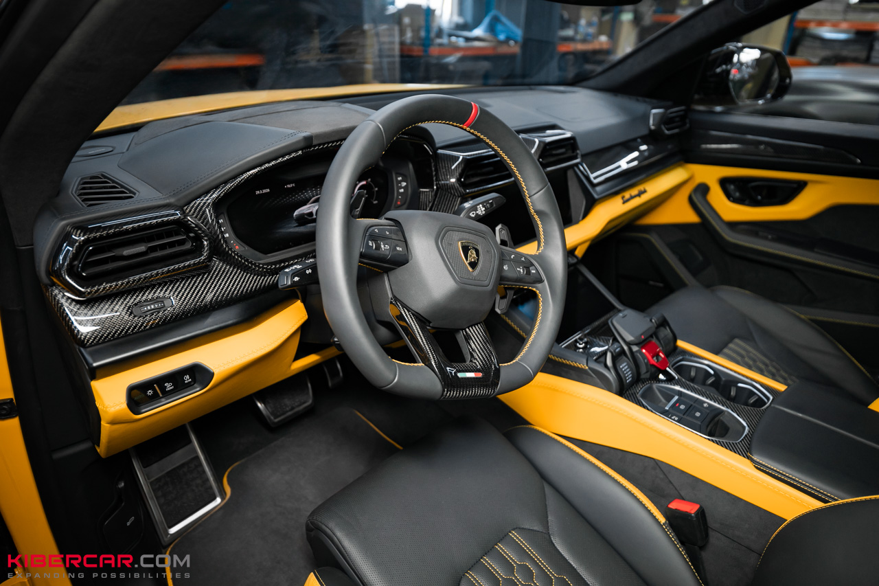 Ламинация карбоном в салоне Lamborghini Urus