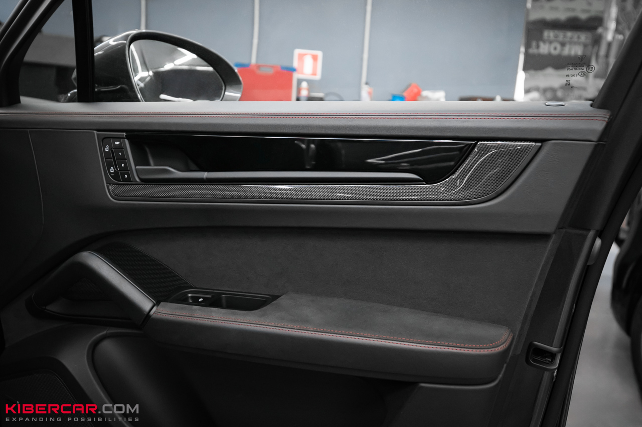 Ламинация карбоном элементов салона Porsche Cayenne: стильные акценты без визуального перегруза