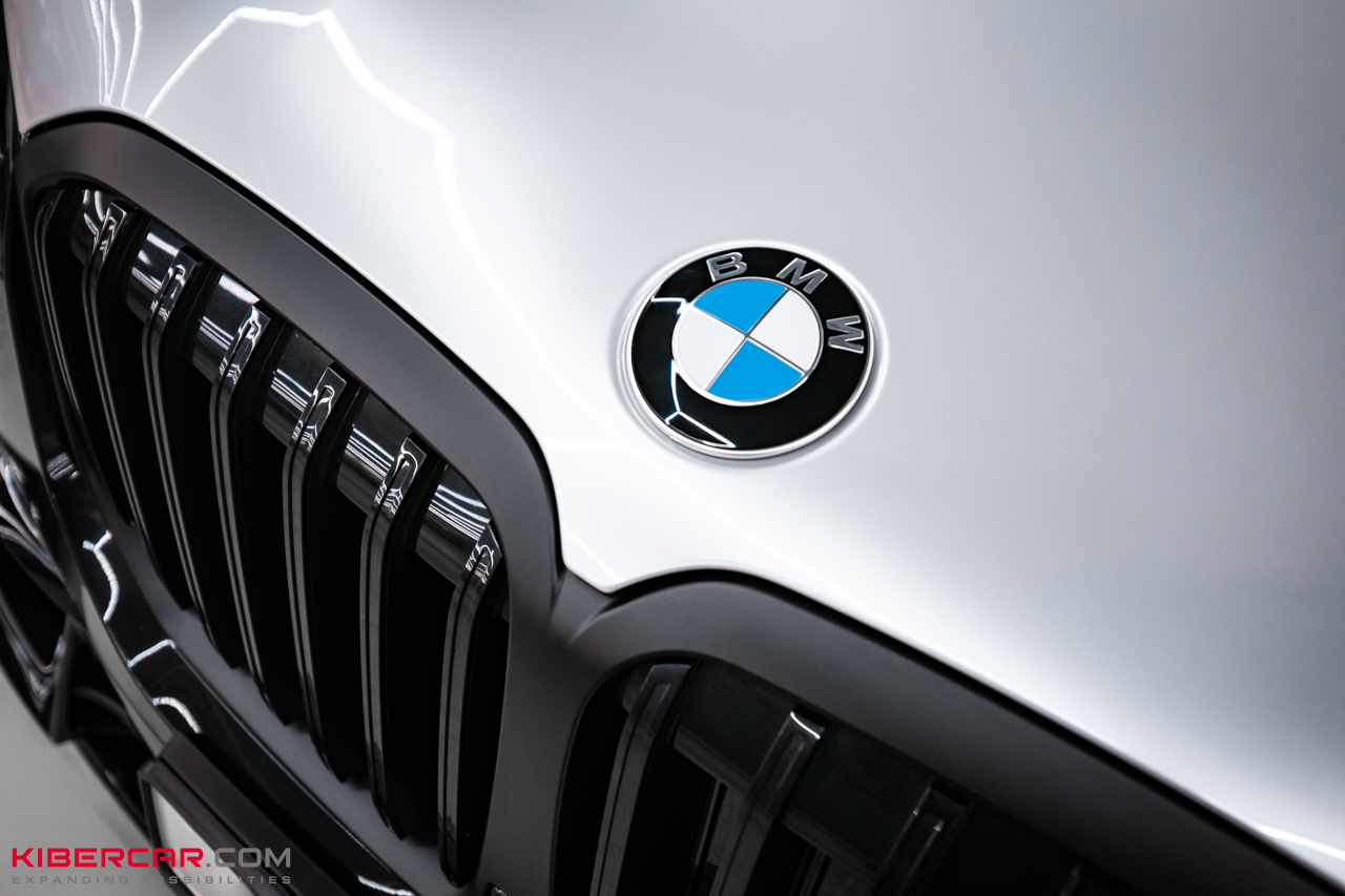 Двухцветный BMW X7: ювелирная оклейка цветным полиуретаном