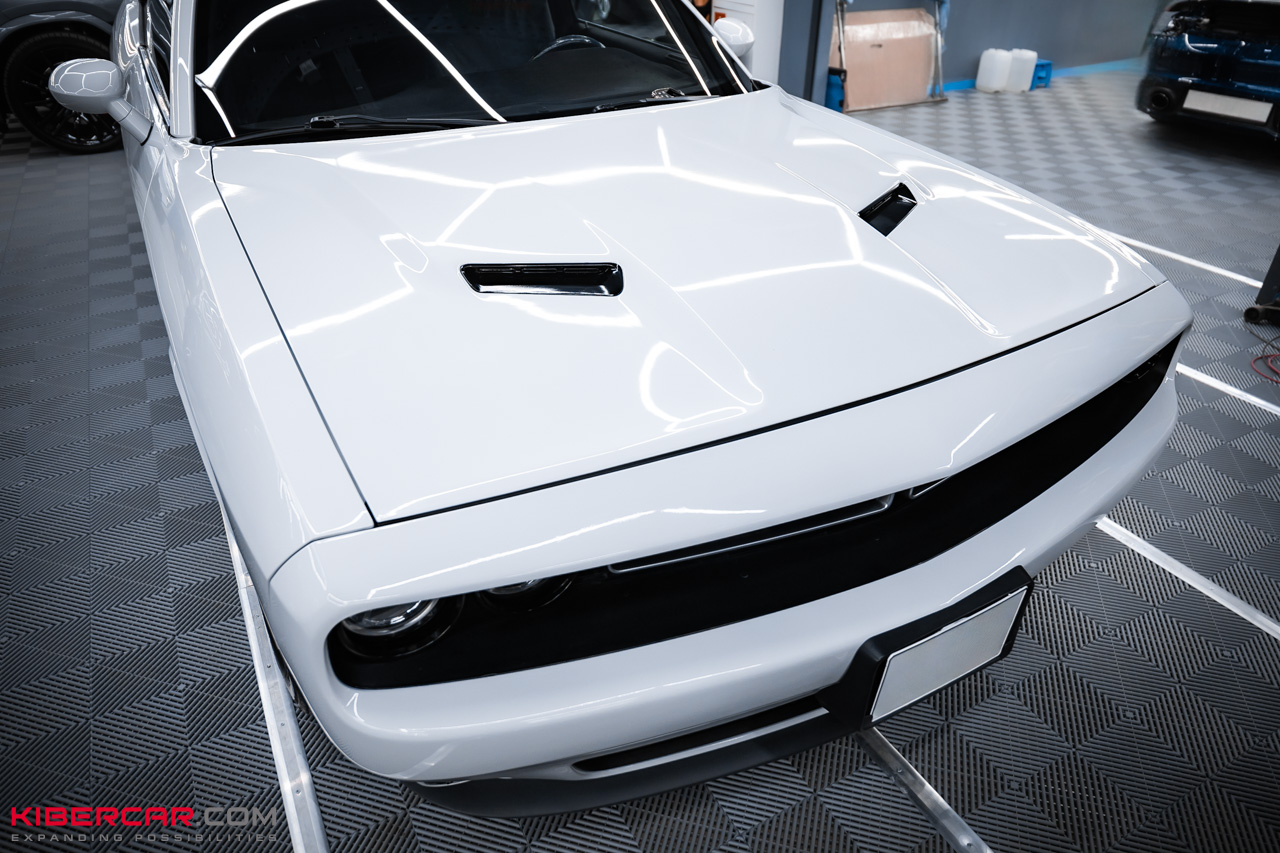 Двойная оклейка Dodge Challenger: спортивные полосы и защита кузова полиуретаном
