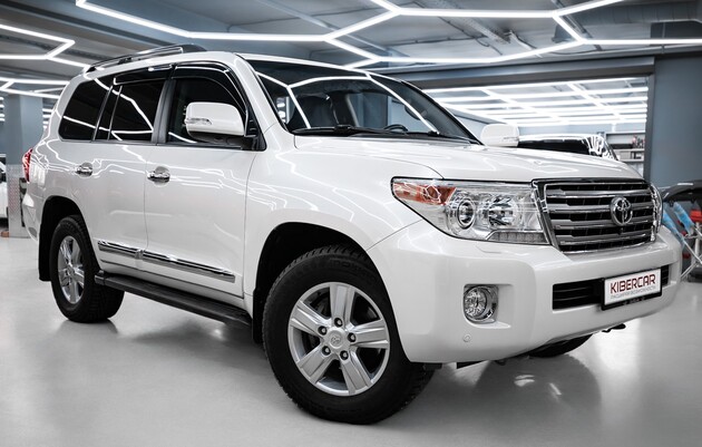 Профессиональный детейлинг и химчистка порогов на Toyota Land Cruiser 200