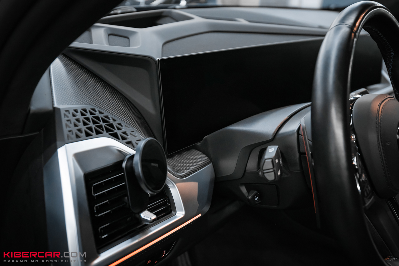 Перешив салона и руля с добавлением карбона на BMW XM: яркий интерьер в стиле автомобиля